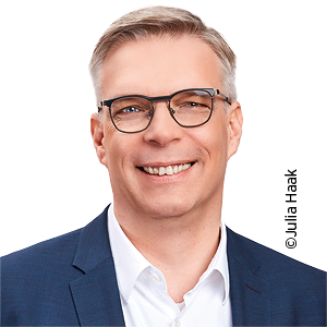 Dirk Werner - Leiter Themencluster Berufliche Qualifizierung & Fachkräfte Kompetenzzentrum Fachkräftesicherung (KOFA) Institut der deutschen Wirtschaft Köln e.V.