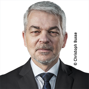 Prof. Dr. Carlo Masala - Professur für Sicherheits- und Verteidigungspolitik  Universität der Bundeswehr München,   Direktor Center for Intelligence and Security Studies Direktor Metis Institut für Strategie und Vorausschau,   Projektleiter Kompetenzzentrum Krisenfrüherkennung